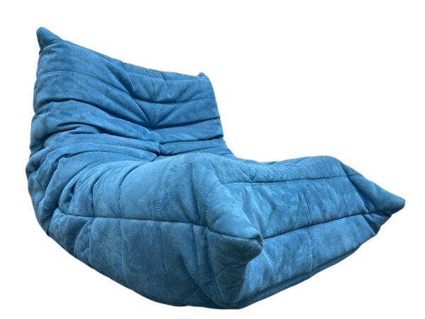 Chauffeuse Togo en alcantara de couleur bleu maya, modèle TOGO produit par la Ligne Roset par Michel Ducaroy.