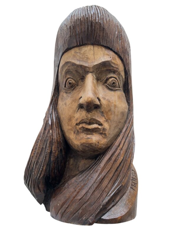 Visage féminin d'une Sculpture en bois