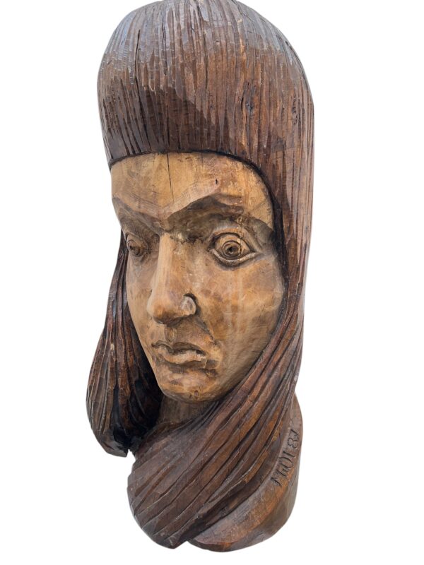 Visage féminin d'une Sculpture en bois