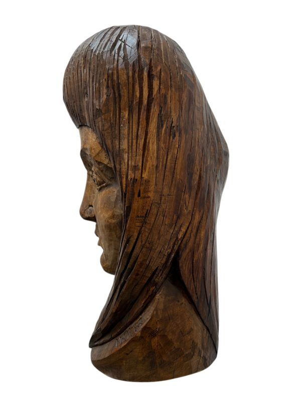 Visage féminin d'une Sculpture en bois