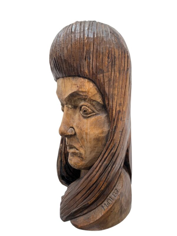 Visage féminin d'une Sculpture en bois
