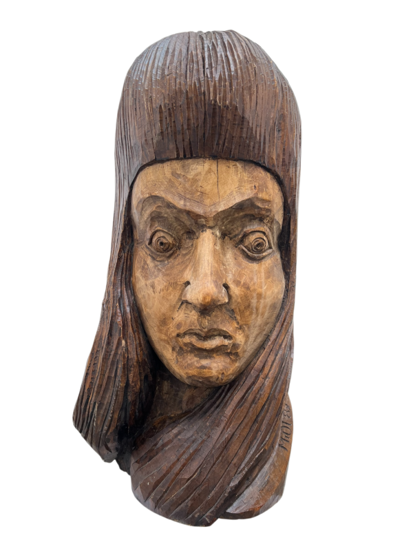 Visage féminin d'une Sculpture en bois