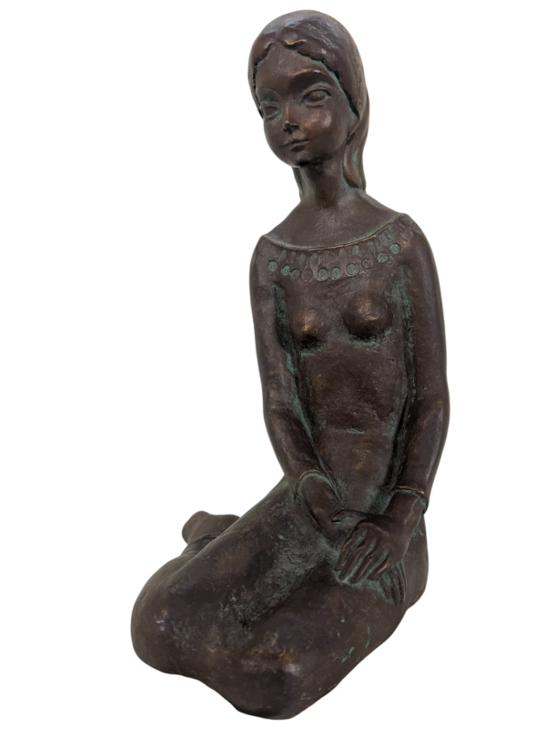 Statue en pierre d'une jeune femme