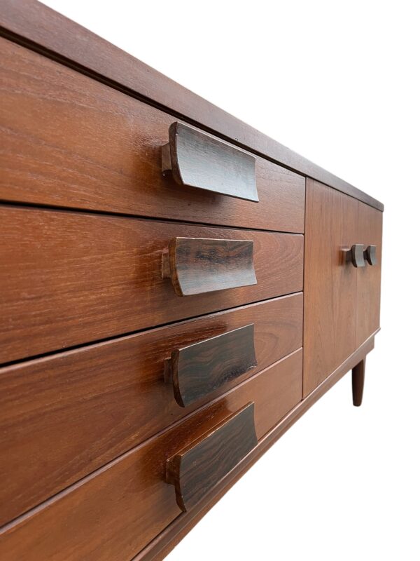 Buffet Long John par Bath Cabinet Makers