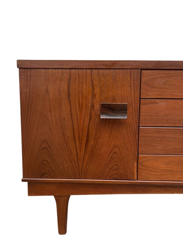 Buffet Long John par Bath Cabinet Makers