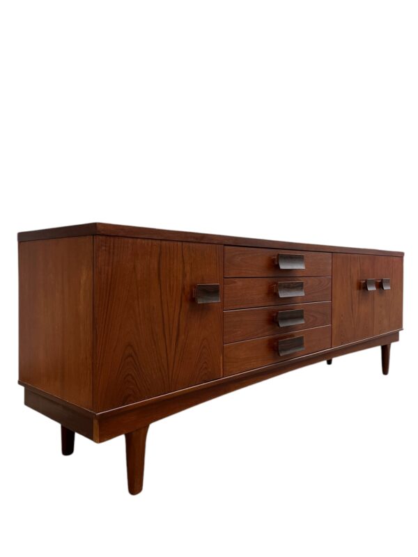 Buffet Long John par Bath Cabinet Makers