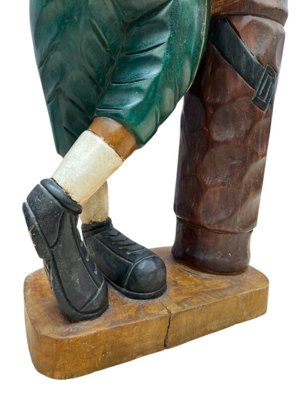 Golfeur en bois sculpté