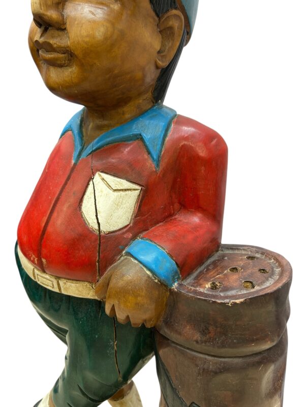 Golfeur en bois sculpté