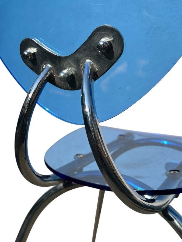 Chaise JTW en acrylique bleu