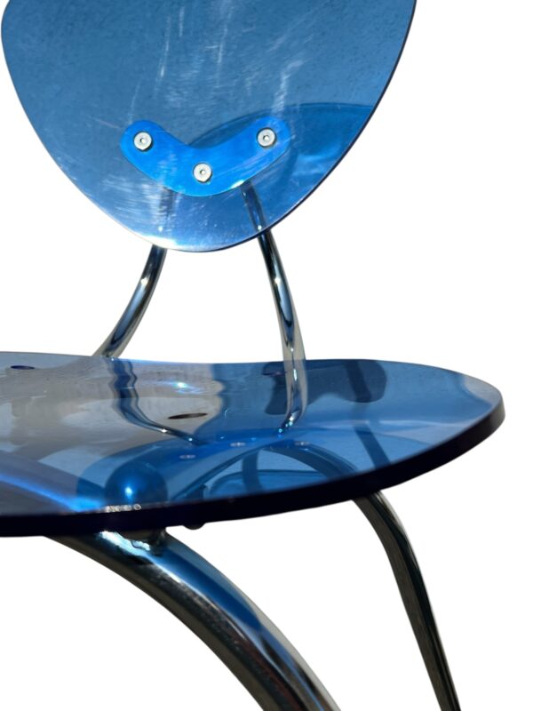 Chaise JTW en acrylique bleu