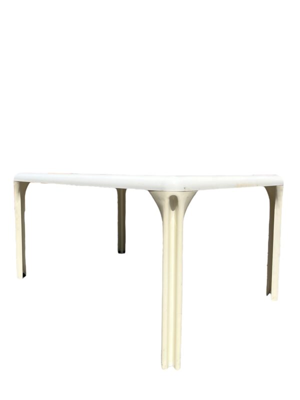 table et chaises de vico magistretti pour artemide années 1970