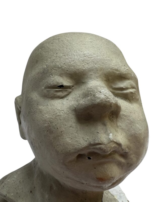 Paire de visages en plâtre, objet de curiosité