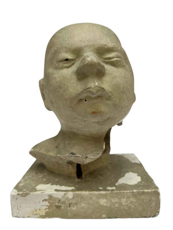 Paire de visages en plâtre, objet de curiosité