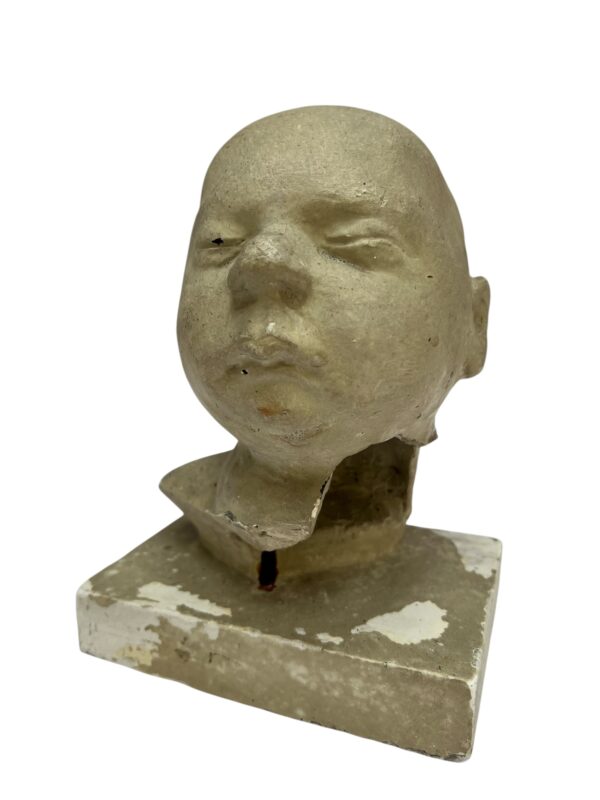 Paire de visages en plâtre, objet de curiosité