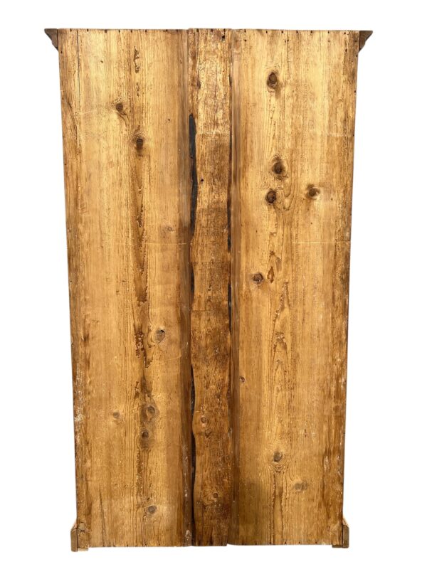 Armoire antique en bois de sapin