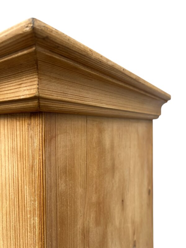 Armoire antique en bois de sapin