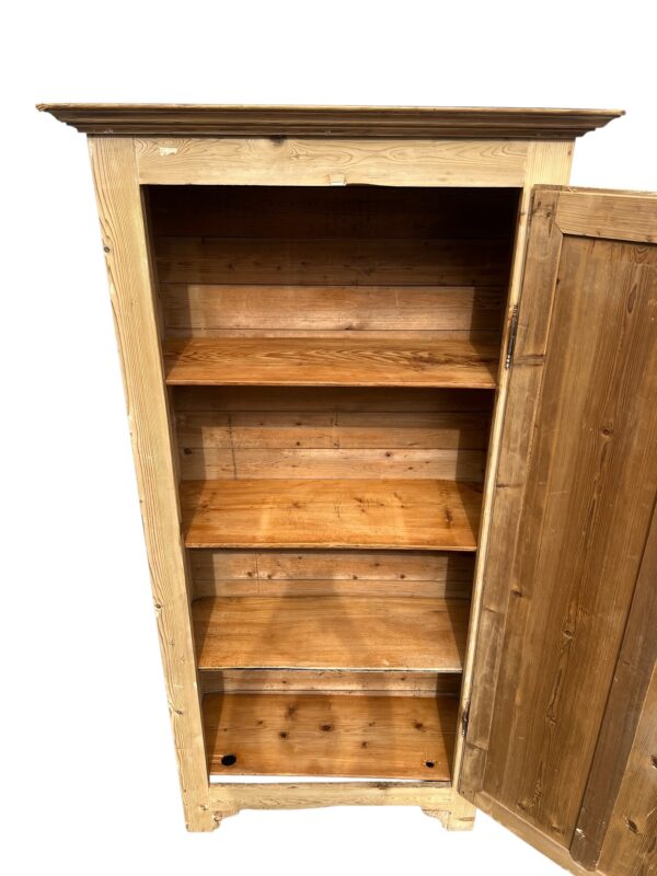 Armoire parisienne en bois de sapin