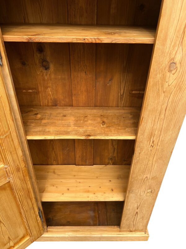 Armoire antique en bois de sapin