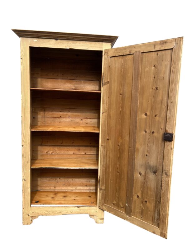 Armoire parisienne en bois de sapin