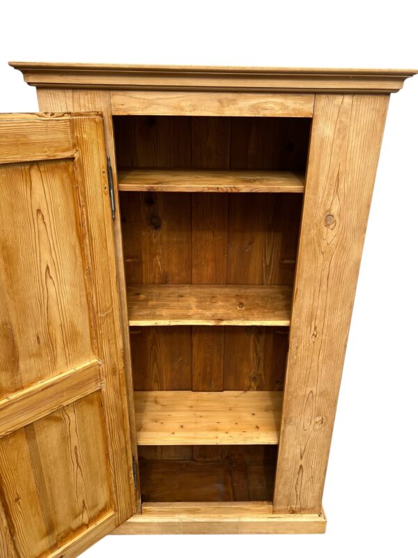 Armoire antique en bois de sapin