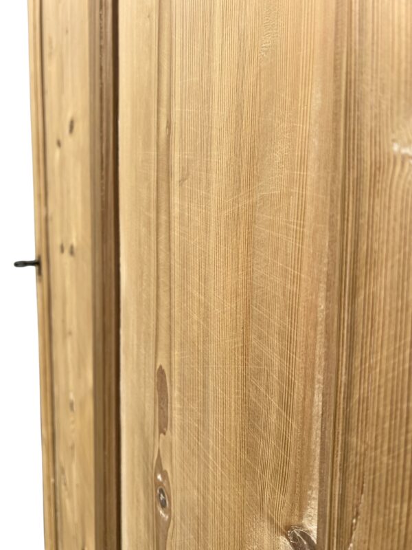 Armoire parisienne en bois de sapin