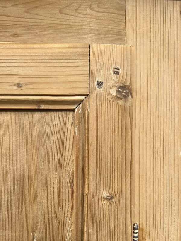 Armoire parisienne en bois de sapin