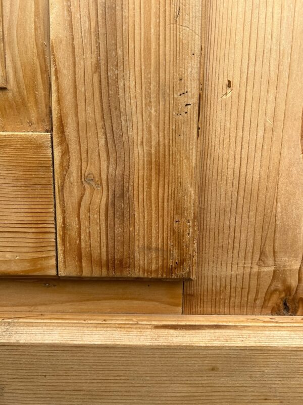Armoire antique en bois de sapin