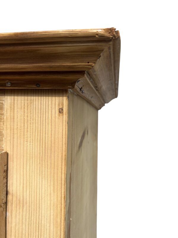 Armoire parisienne en bois de sapin