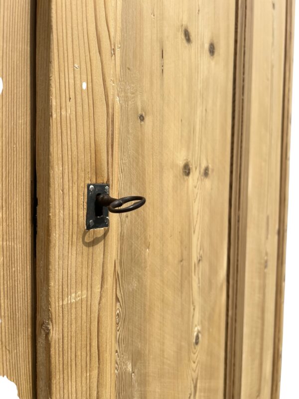 Armoire parisienne en bois de sapin