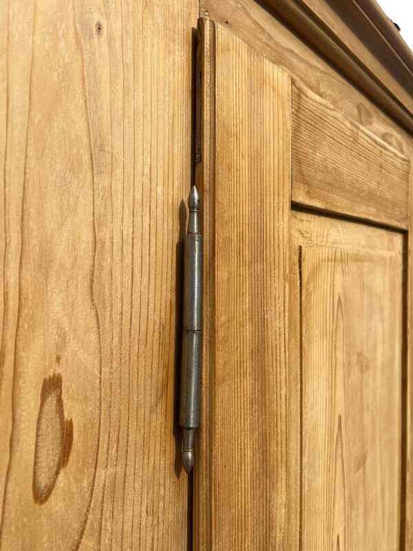 Armoire antique en bois de sapin