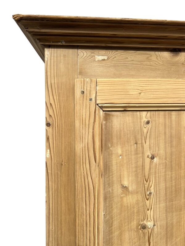 Armoire parisienne en bois de sapin