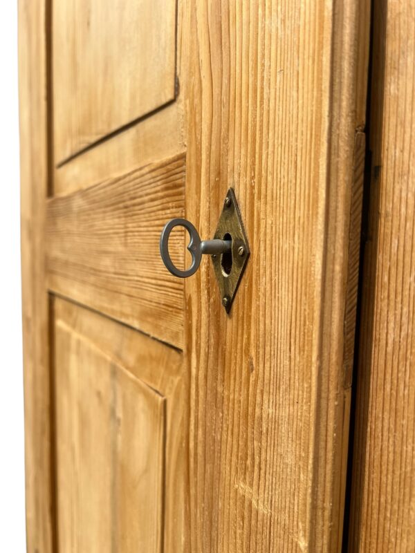 Armoire antique en bois de sapin