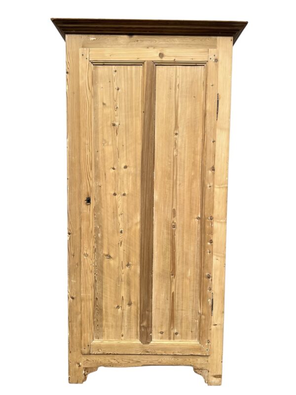 Armoire parisienne en bois de sapin