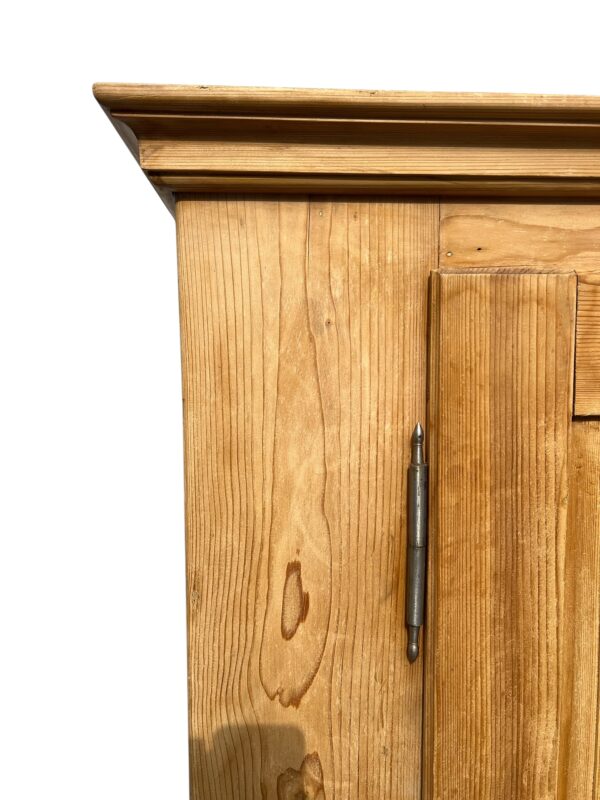 Armoire antique en bois de sapin