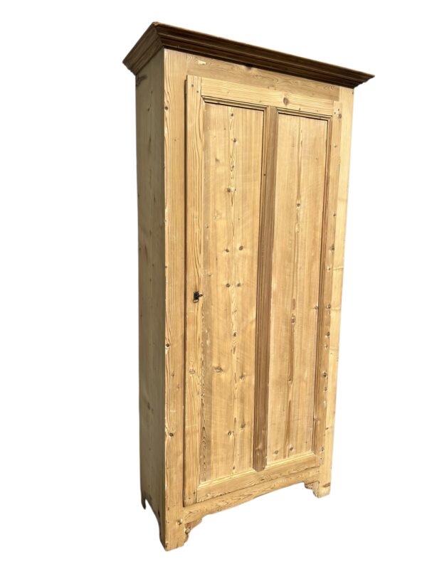 Armoire parisienne en bois de sapin