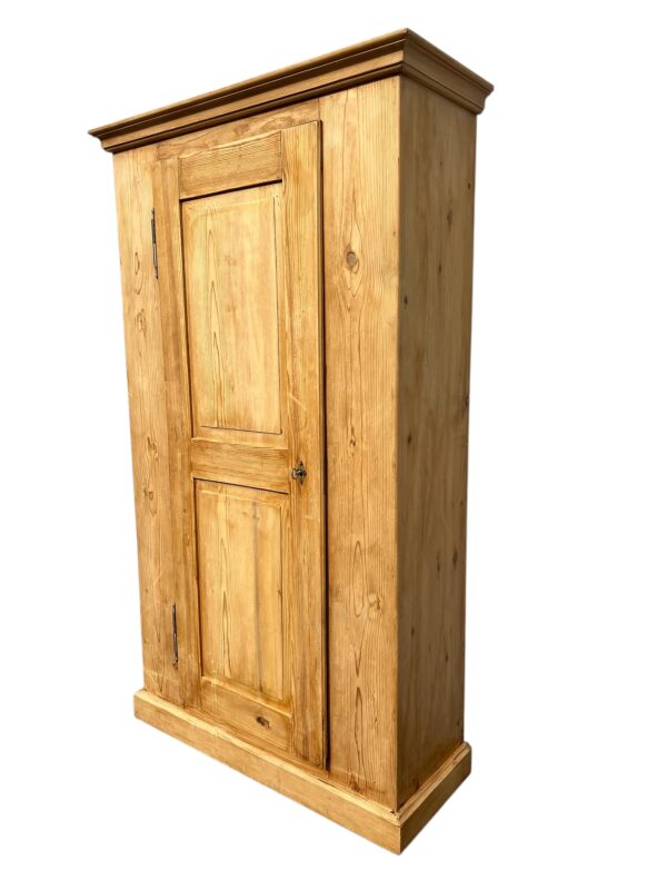 Armoire antique en bois de sapin