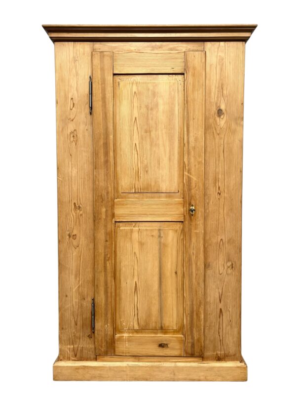 Armoire antique en bois de sapin