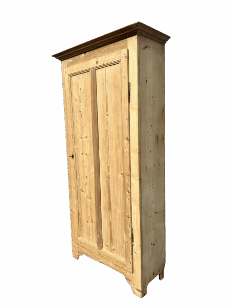 Armoire parisienne en bois de sapin