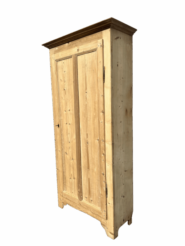 Armoire parisienne en bois de sapin
