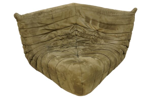 Ensemble de 5 pièces de canapés, modèle TOGO de la Ligne Roset par Michel Ducaroy. Récemment retapissé d'un tissu en alcantara de couleur vert olive.