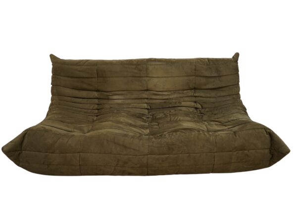 Ensemble de 5 pièces de canapés, modèle TOGO de la Ligne Roset par Michel Ducaroy. Récemment retapissé d'un tissu en alcantara de couleur vert olive.