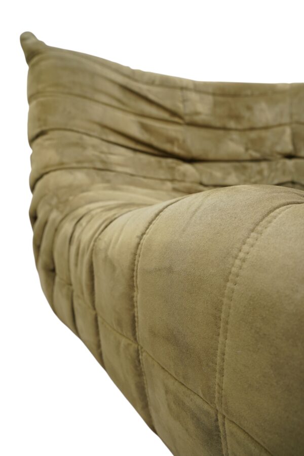 Ensemble de 5 pièces de canapés, modèle TOGO de la Ligne Roset par Michel Ducaroy. Récemment retapissé d'un tissu en alcantara de couleur vert olive