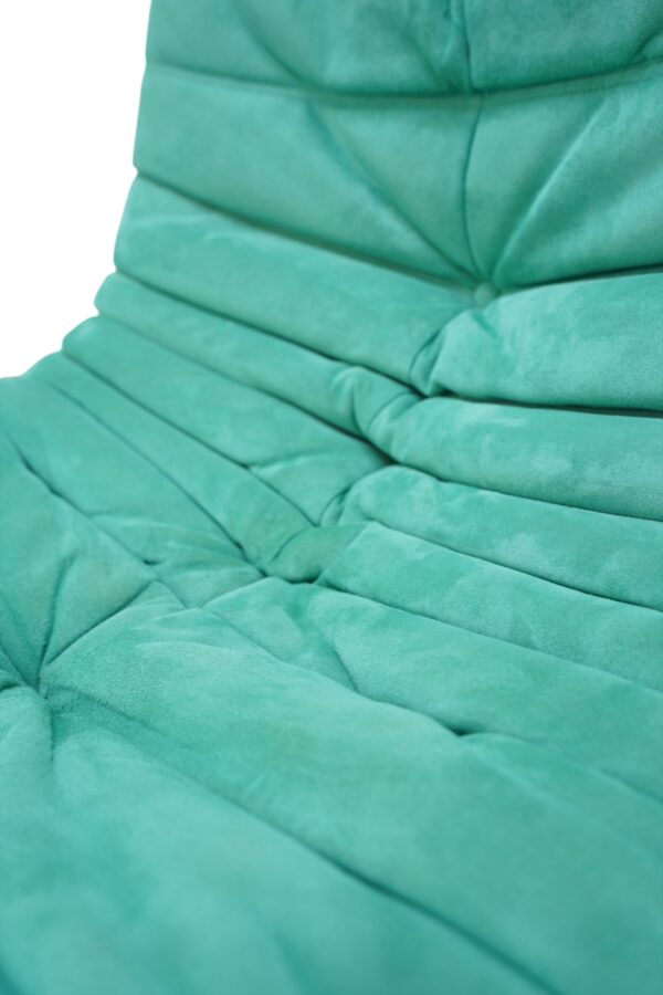 Chauffeuse en alcantara turquoise TOGO de la Ligne Roset par Michel Ducaroy
