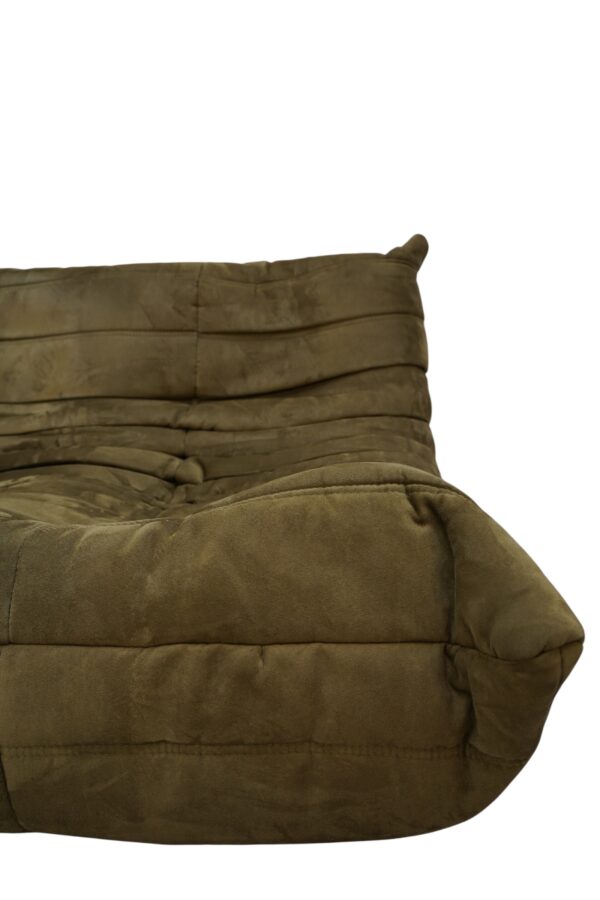 Ensemble de 5 pièces de canapés, modèle TOGO de la Ligne Roset par Michel Ducaroy. Récemment retapissé d'un tissu en alcantara de couleur vert olive.