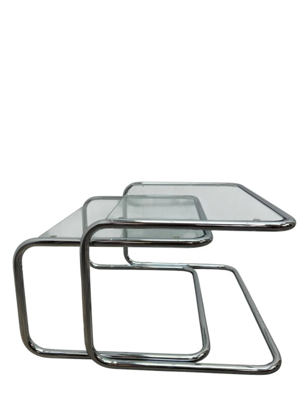 Tables gigognes style Bauhaus, plateau en verre reposant sur une structure tibulaire en métal chromé, Style Milo Baughman vers les années 1970's.