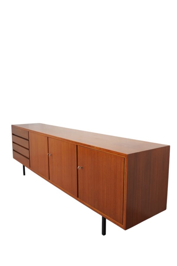 Enfilade minimaliste par la maison Richard, Suisse