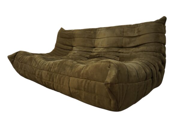 Ensemble de 5 pièces de canapés, modèle TOGO de la Ligne Roset par Michel Ducaroy. Récemment retapissé d'un tissu en alcantara de couleur vert olive.