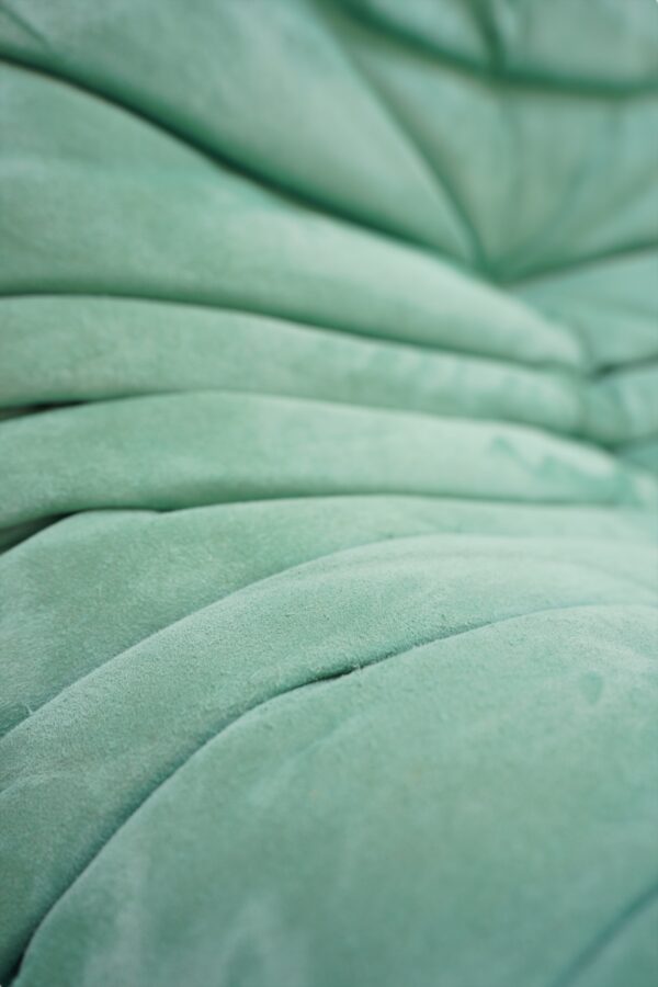 Chauffeuse en alcantara turquoise TOGO de la Ligne Roset par Michel Ducaroy