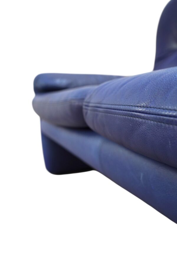 Canapé 2 places Maralunga en cuir bleu de Vico Magistretti pour Cassina