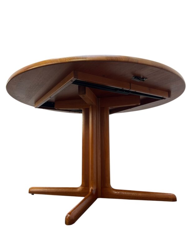 Table à manger en teck massif par Juul Kristiansen pour JK Danemark Furniture en 1960's au Danemark.